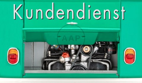 MODEL DO SKLEJANIA REVELL VW T1 BUS 150 JAHRE VAILLANT 1:24 05648